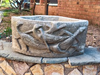 Maceta de piedra con relieve de aves