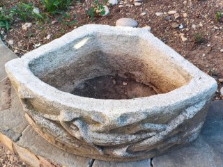 Maceta de piedra con relieve de aves