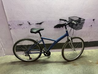 Bicicleta azul con cesta