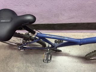 Bicicleta azul con cesta