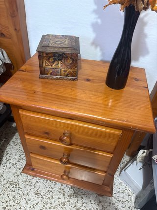 Mesita de noche de madera con 3 cajones
