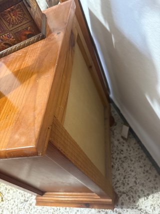 Mesita de noche de madera con 3 cajones