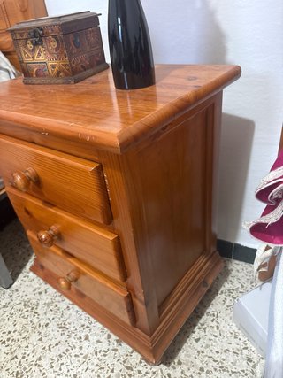 Mesita de noche de madera con 3 cajones