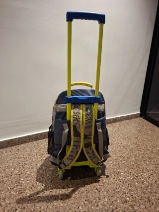 Mochila Totto con ruedas y diseño gamer