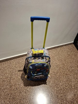 Mochila Totto con ruedas y diseño gamer