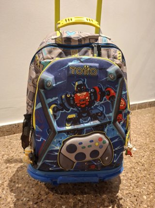 Mochila Totto con ruedas y diseño gamer