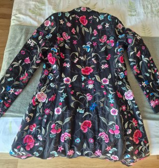 Abrigo Blanco Bordado Flores hasta rodilla