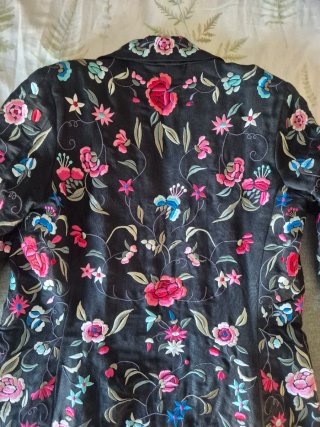 Abrigo Blanco Bordado Flores hasta rodilla