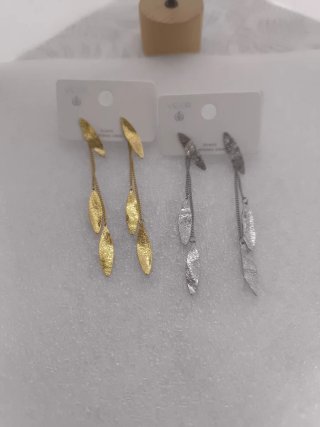 Pendientes largos dorados y plateados