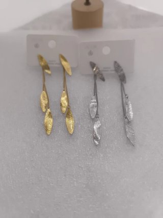 Pendientes largos dorados y plateados