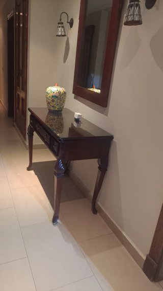 Mesa de entrada de madera oscura