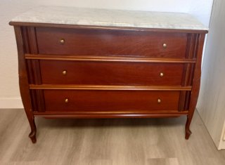 Cómoda de madera y mármol.