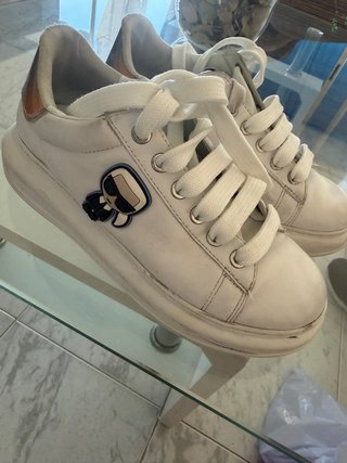 Zapatillas deportivas blancas y doradas