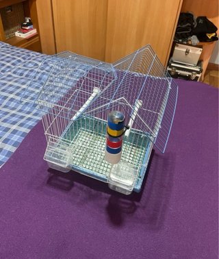 Jaula para pájaros azul y blanca