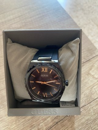 Reloj Guess Negro y Dorado