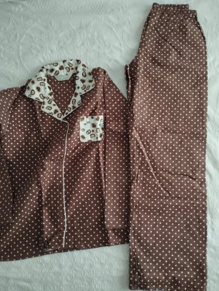 Pijama franela lunares marrón y rosa.
