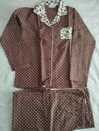 Pijama franela lunares marrón y rosa.