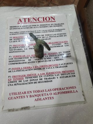 Antiguo gancho toma tierra y cartel