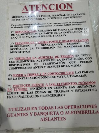 Antiguo gancho toma tierra y cartel
