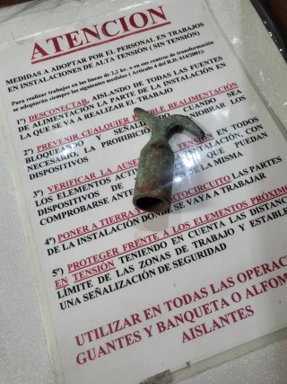 Antiguo gancho toma tierra y cartel