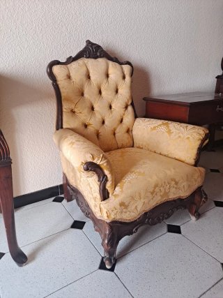 Sillón tapizado clásico madera