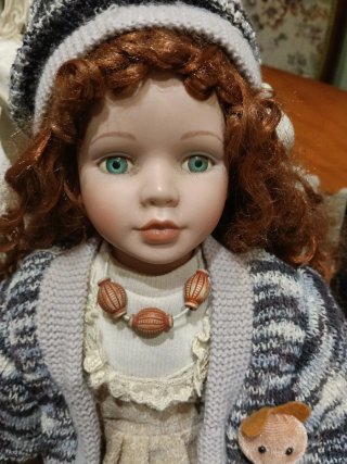 Preciosa muñeca porcelana traje y gorro
