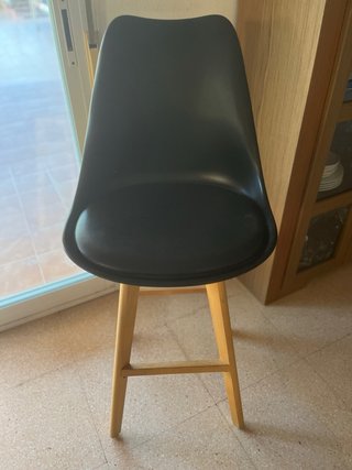 Silla alta negra y madera