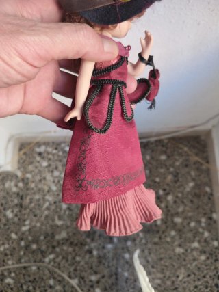 Muñeca de porcelana vintage con sombrero