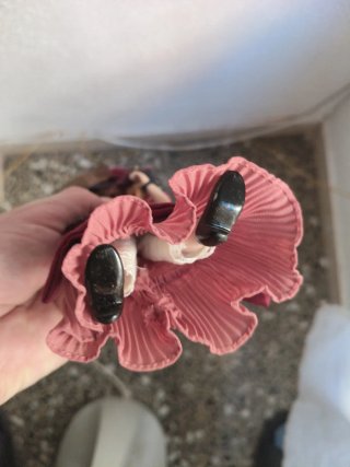 Muñeca de porcelana vintage con sombrero