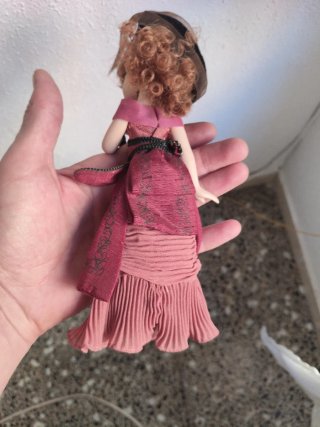 Muñeca de porcelana vintage con sombrero