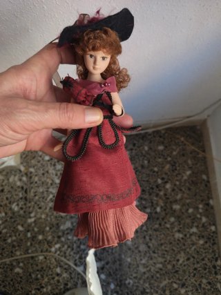Muñeca de porcelana vintage con sombrero