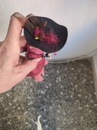 Muñeca de porcelana vintage con sombrero