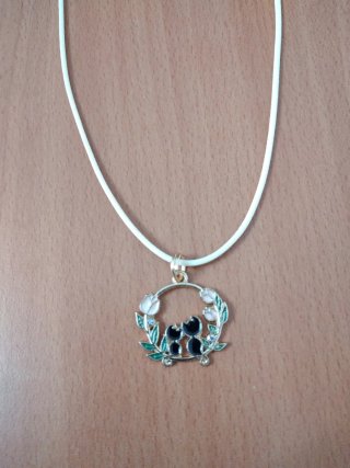 Collar de cordón con colgante de gatitos