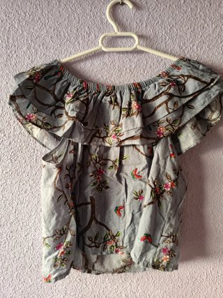 Camiseta hombros descubiertos floral