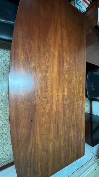 Mesa de despacho de madera y cajones