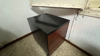 Mesa de despacho de madera y cajones