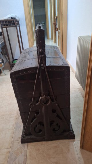 Antiguo baúl de madera y metal