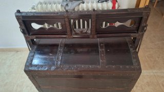 Antiguo baúl de madera y metal