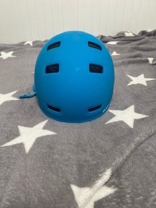 Casco Btwin azul y blanco talla S
