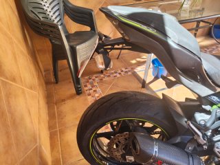 Kawasaki Z900 Negra y Verde