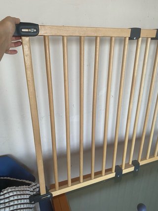 Barrera de madera para escaleras de niños
