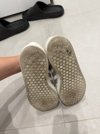 Scarpe Adidas bianche e marroni
