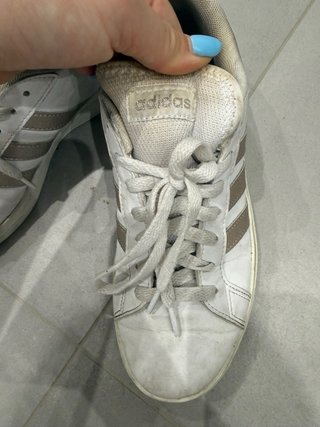 Scarpe Adidas bianche e marroni