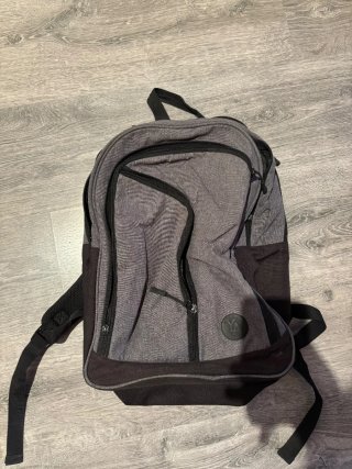 Mochila gris y negra