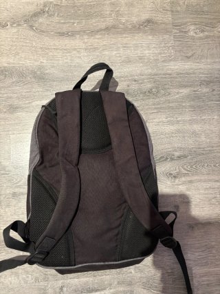 Mochila gris y negra