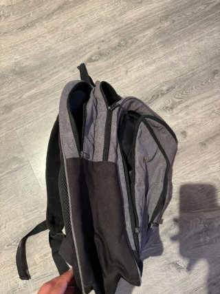 Mochila gris y negra