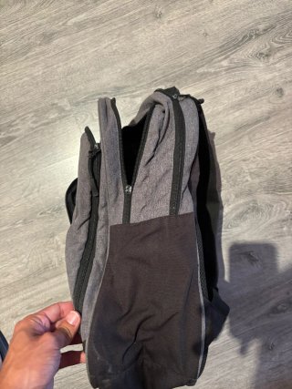 Mochila gris y negra