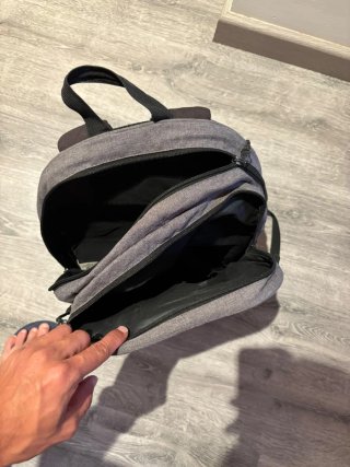 Mochila gris y negra