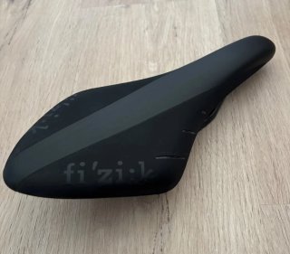 Sillín bici Fi'zi:k R1 Regular Carbono
