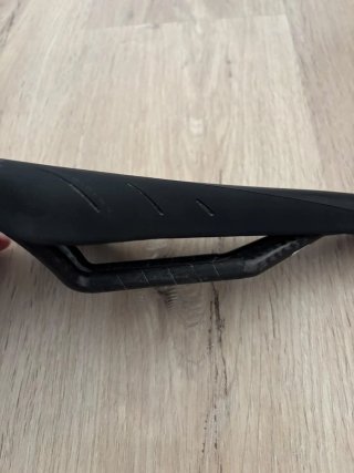Sillín bici Fi'zi:k R1 Regular Carbono